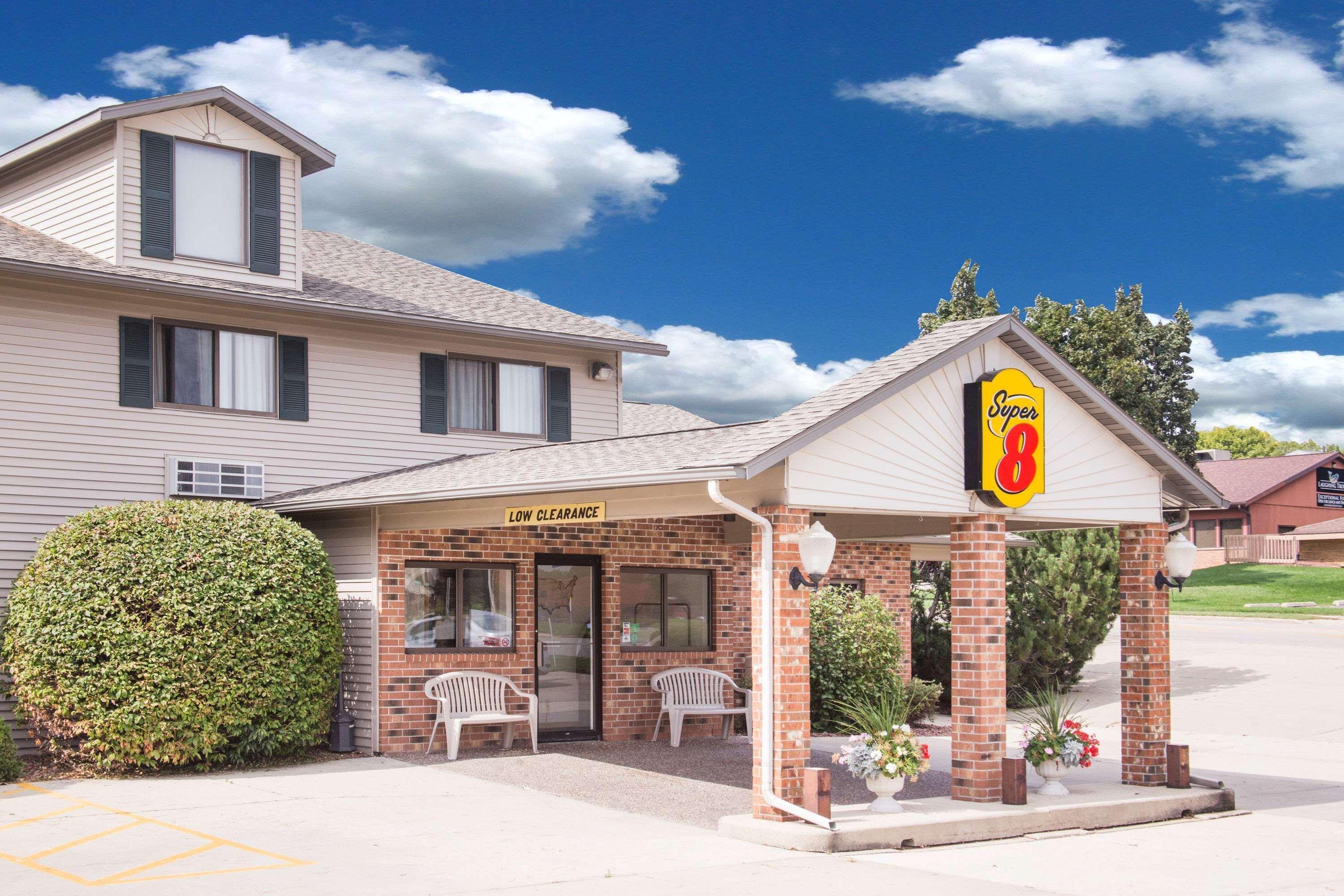 Super 8 By Wyndham Monroe Wi Hotel Exterior foto